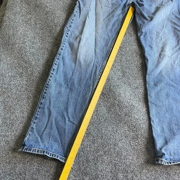 Levis 505 Regular Fit Straight Leg Jeans Mens 38x32 Medium Wash Blue Denim - Picture 2 of 7